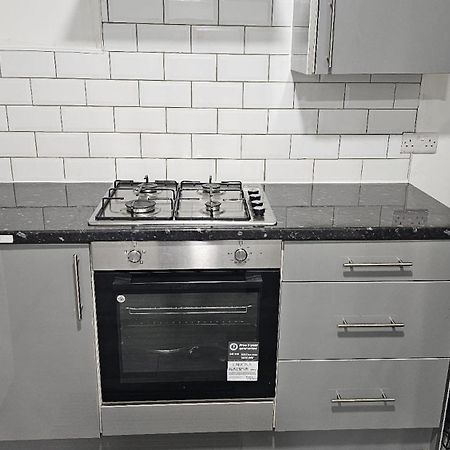 Spacious Double Bedroom With Private Toilet And Shared Kitchen With On Premesis Parking Oldbury  Buitenkant foto
