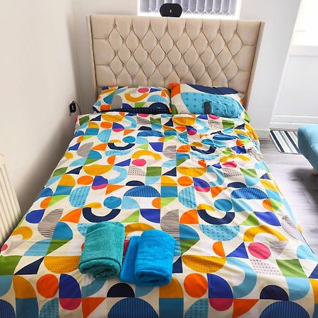 Spacious Double Bedroom With Private Toilet And Shared Kitchen With On Premesis Parking Oldbury  Buitenkant foto