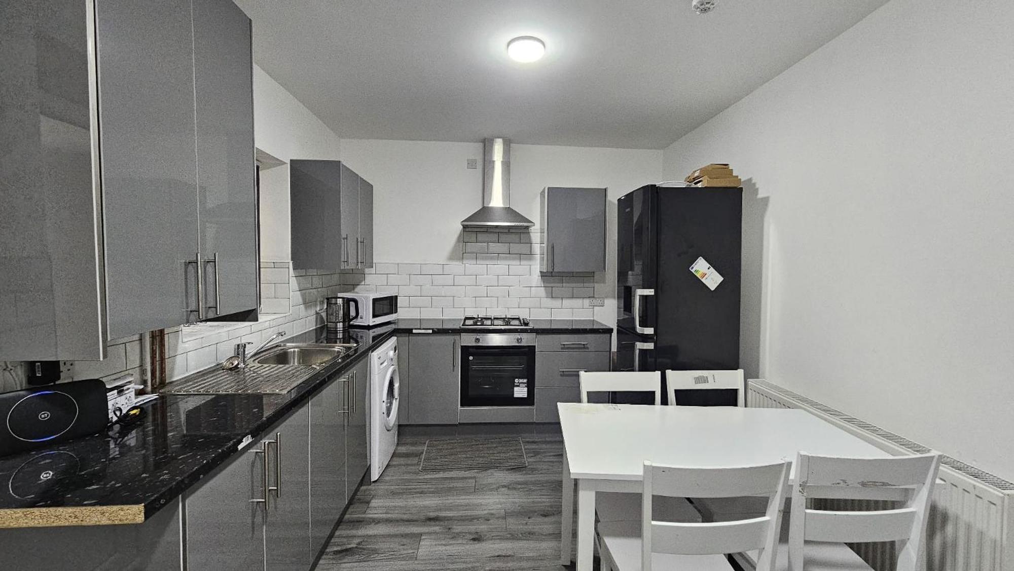 Spacious Double Bedroom With Private Toilet And Shared Kitchen With On Premesis Parking Oldbury  Buitenkant foto