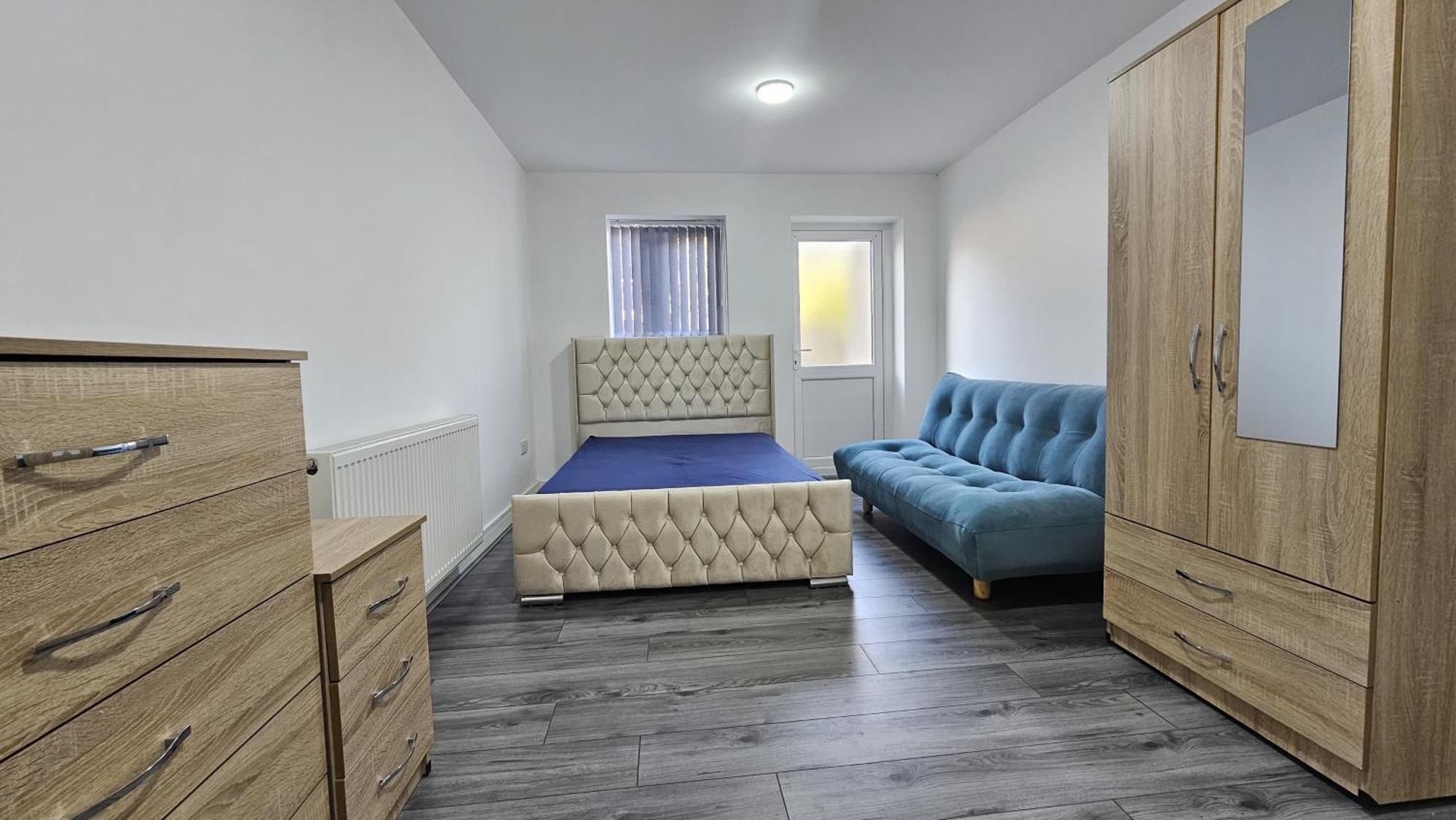 Spacious Double Bedroom With Private Toilet And Shared Kitchen With On Premesis Parking Oldbury  Buitenkant foto