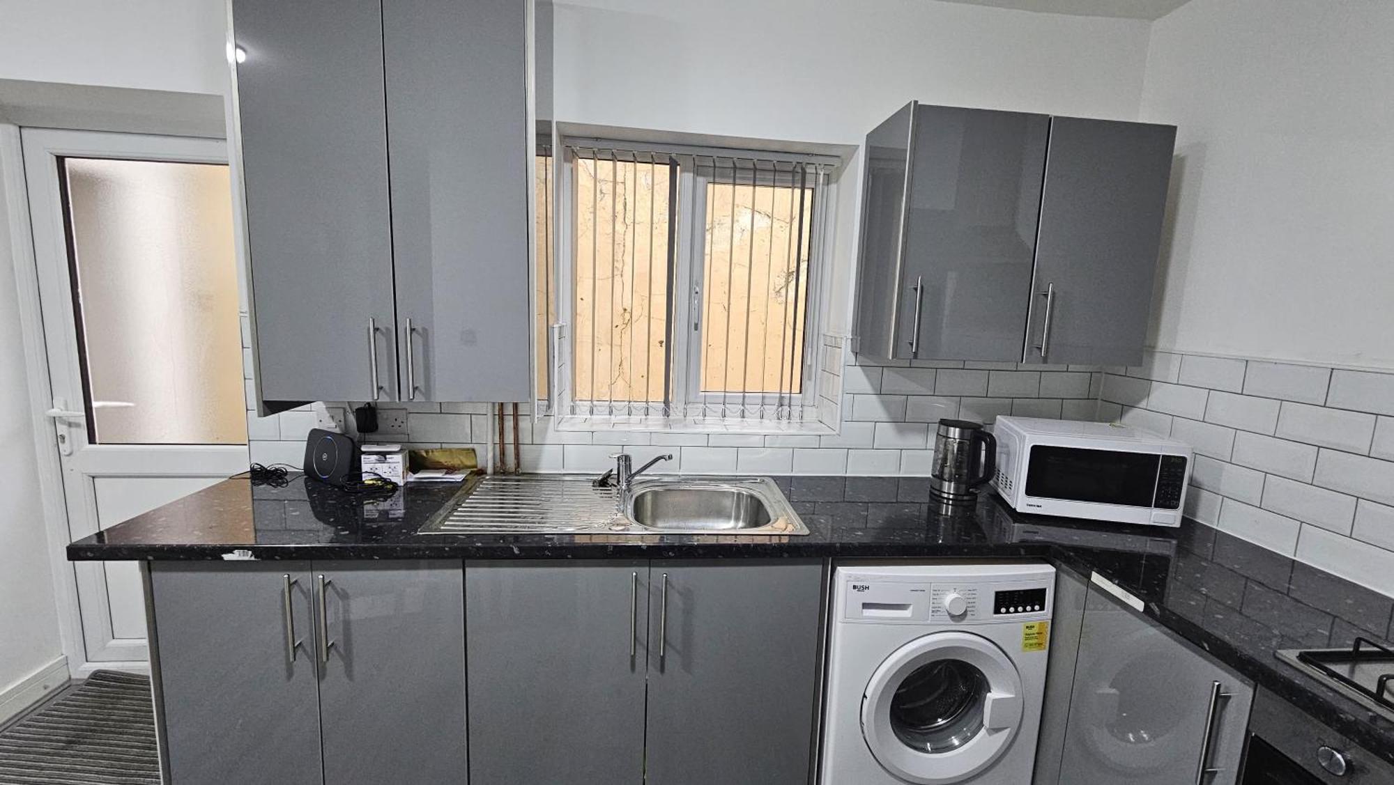 Spacious Double Bedroom With Private Toilet And Shared Kitchen With On Premesis Parking Oldbury  Buitenkant foto